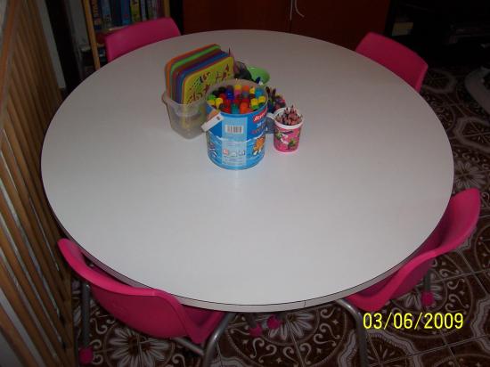 Table d'activité et de repas du Royaume